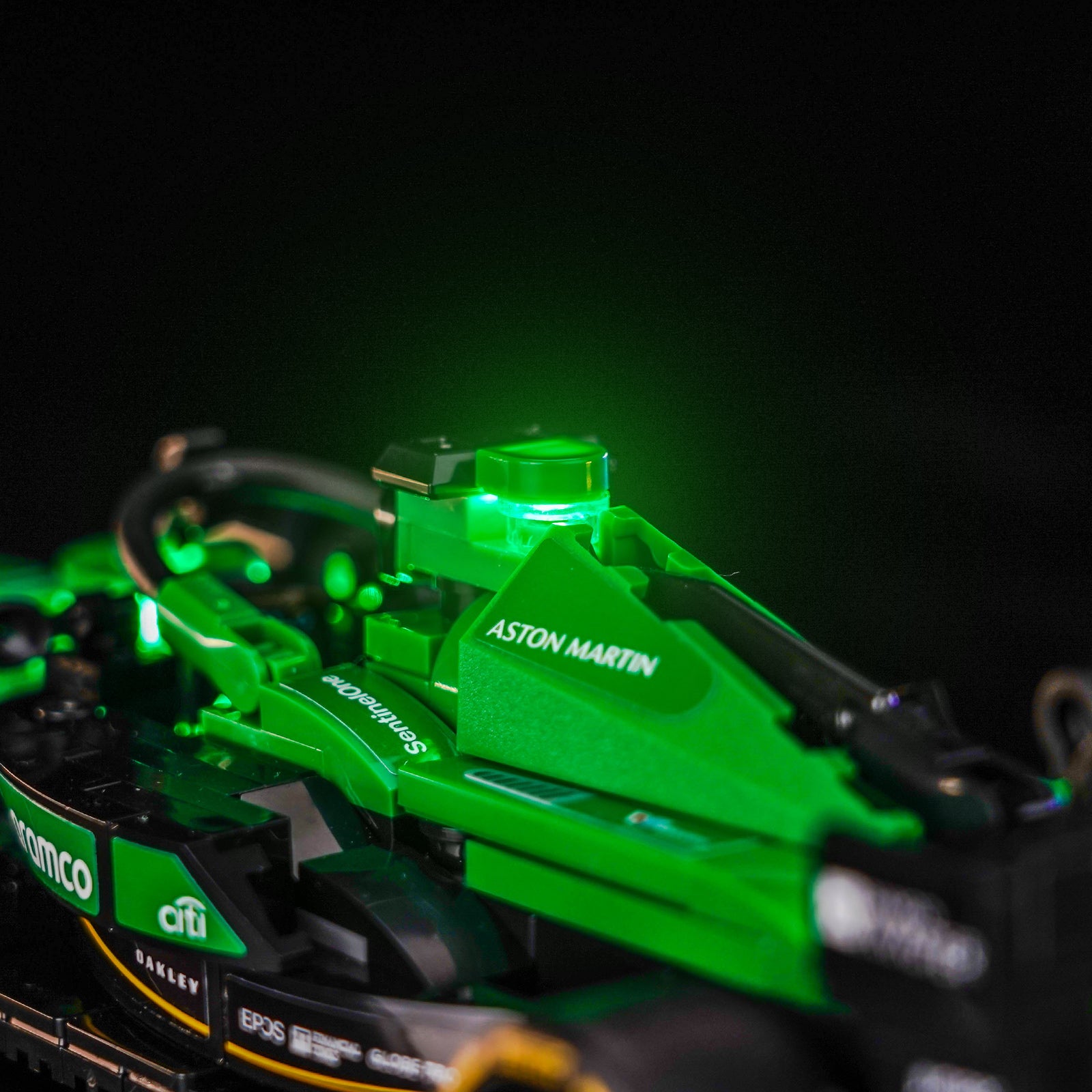 Kit d'éclairage BrickBling pour la voiture de course LEGO Speed Champions Aston Martin Aramco F1® AMR24 77245