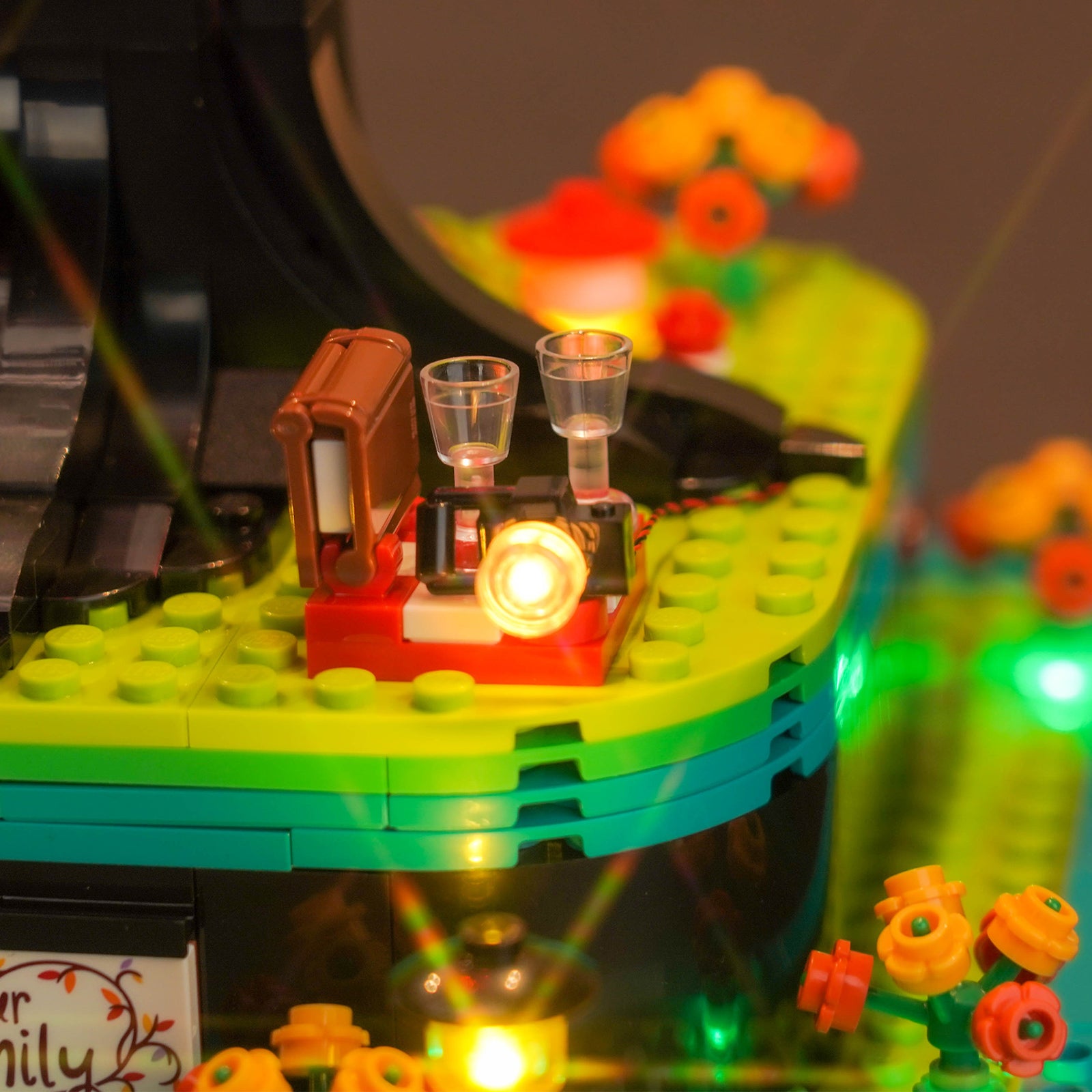 Lighting effect details shown for LEGO Ideas Family Tree 21346