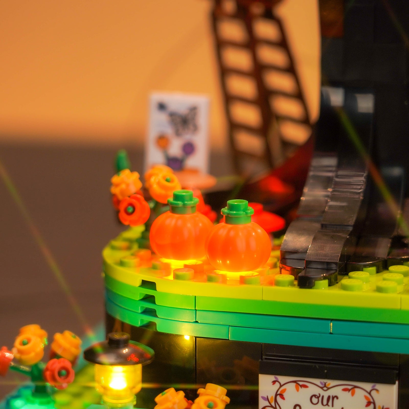 Lighting effect details shown for LEGO Ideas Family Tree 21346