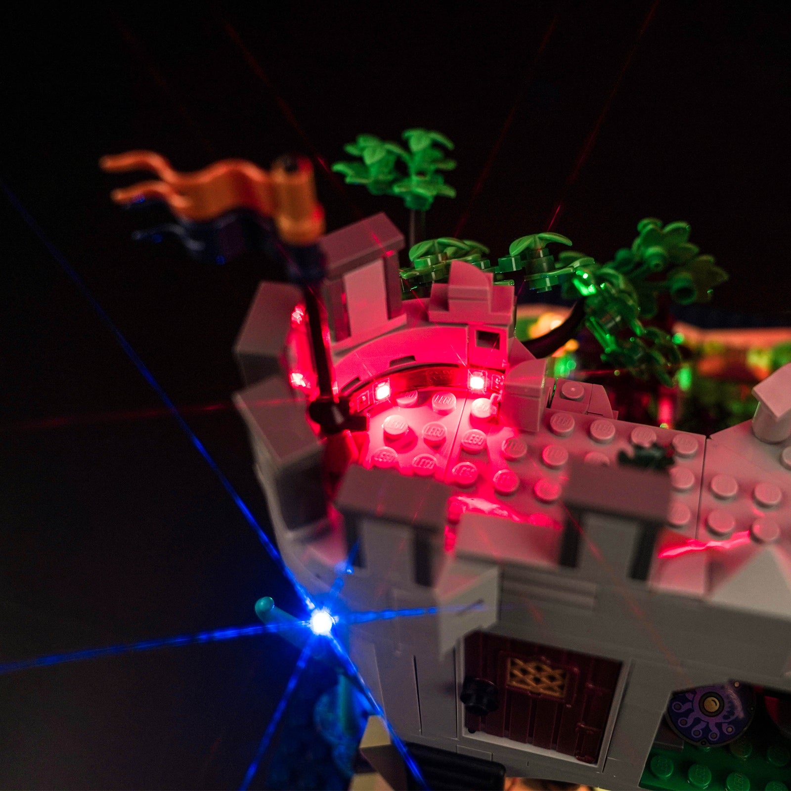 Lighting effects detail showcase designed for the LEGO Dungeons & Dragons: Red Dragon's Tale 21348