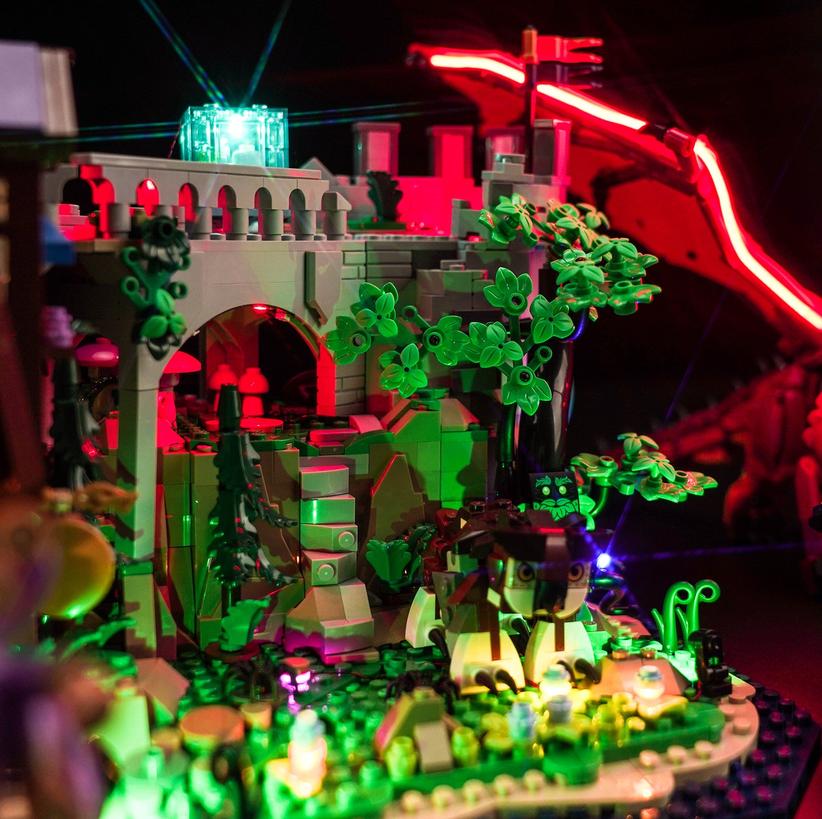 Lighting effects detail showcase designed for the LEGO Dungeons & Dragons: Red Dragon's Tale 21348