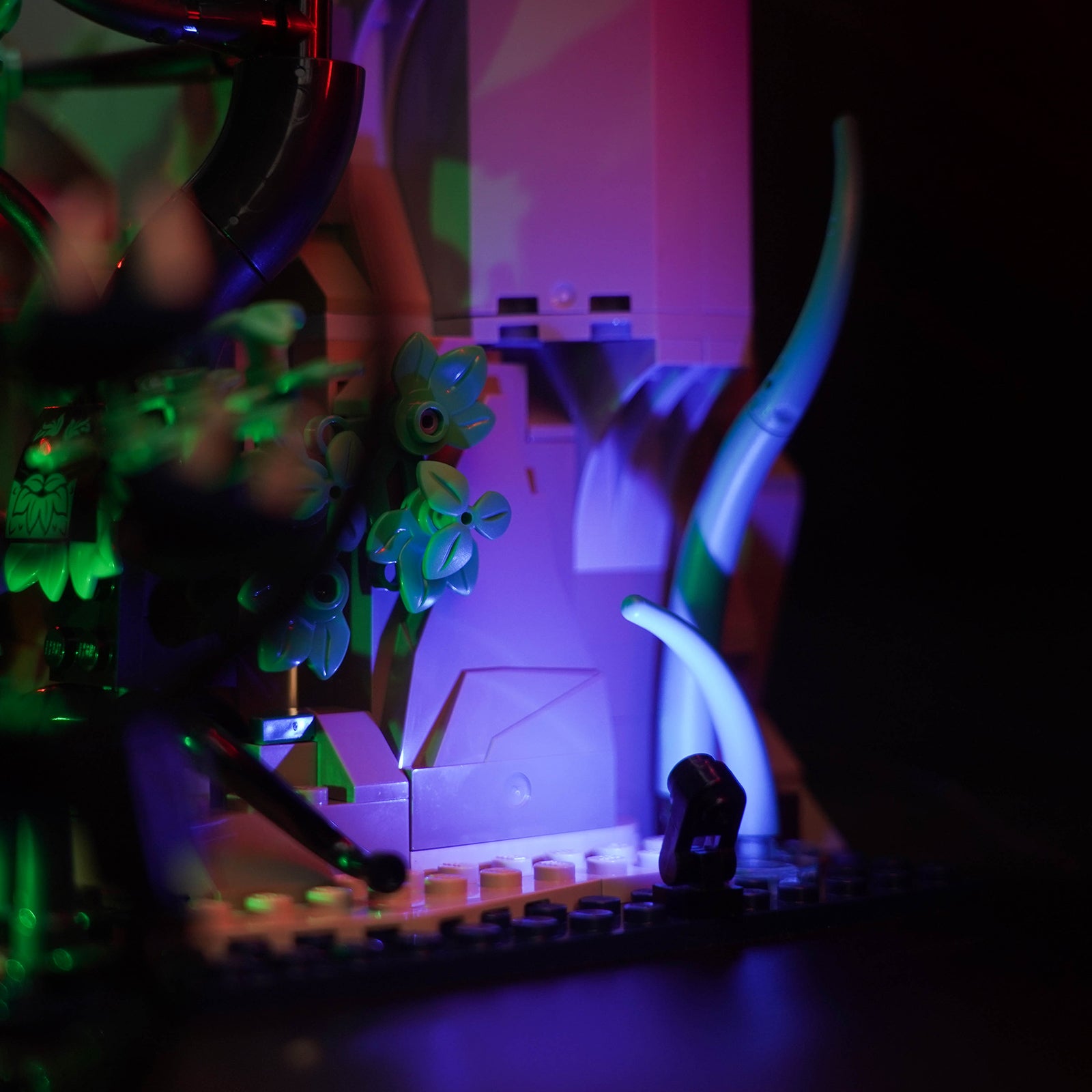 Lighting effects detail showcase designed for the LEGO Dungeons & Dragons: Red Dragon's Tale 21348