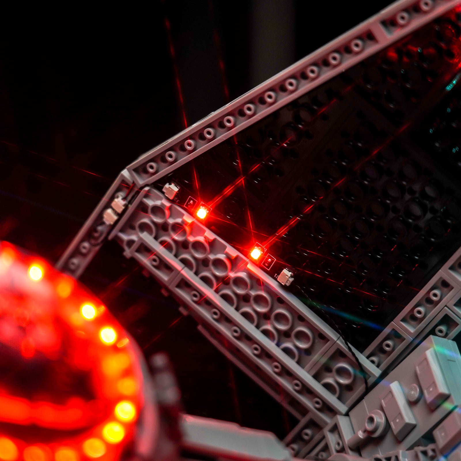 Details of the Lighting Effects for BrickBling Light Kit for LEGO Star Wars TIE Interceptor™ 75382