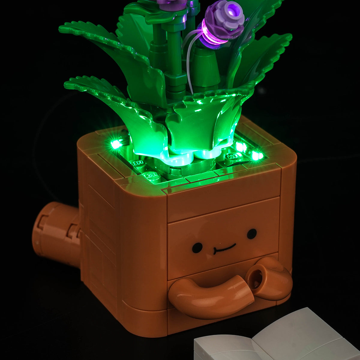 BrickBling LED Light Kit for LEGO Botanicals Cozy Plants 10371 – Close-up of the illuminated smiling face on a flower pot