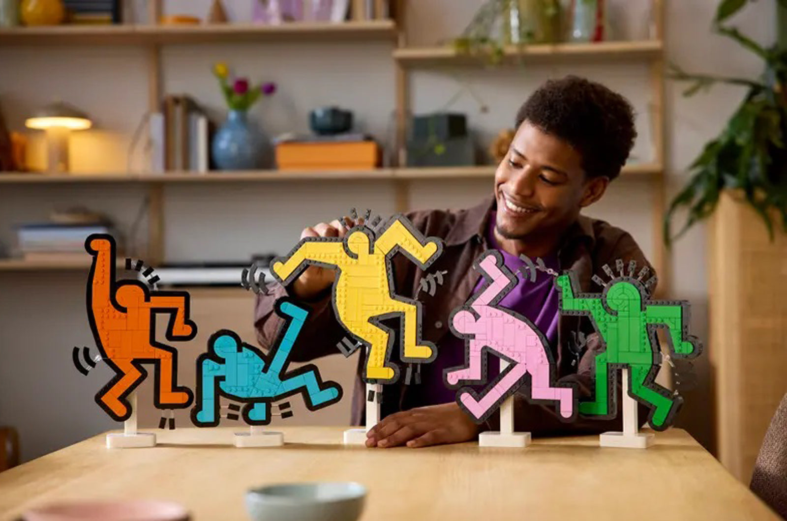 LEGO Keith Haring – Dancing Figures 31216 set review – Moving Colors