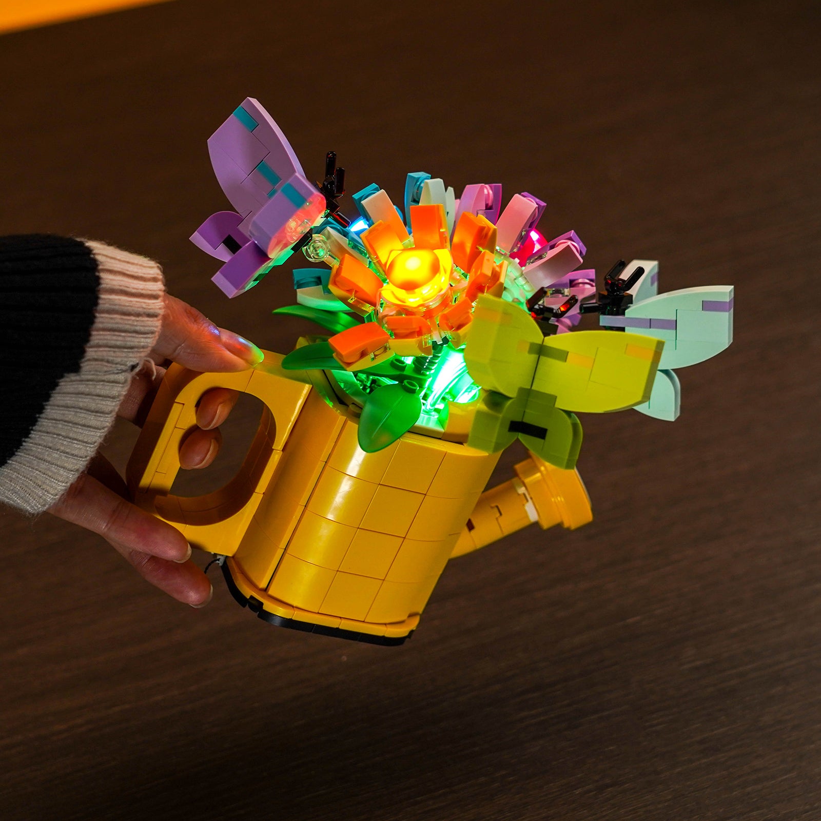 Kit d'éclairage BrickBling pour fleurs LEGO dans un arrosoir 31149