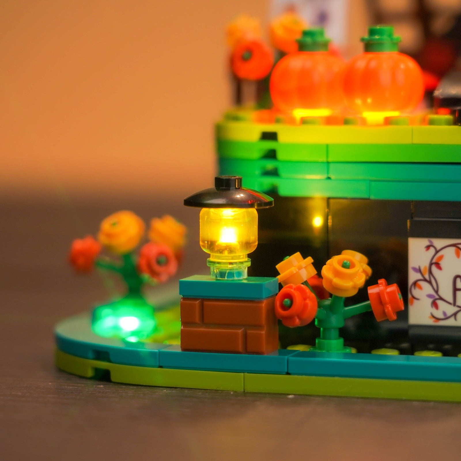 Lighting effect details shown for LEGO Ideas Family Tree 21346
