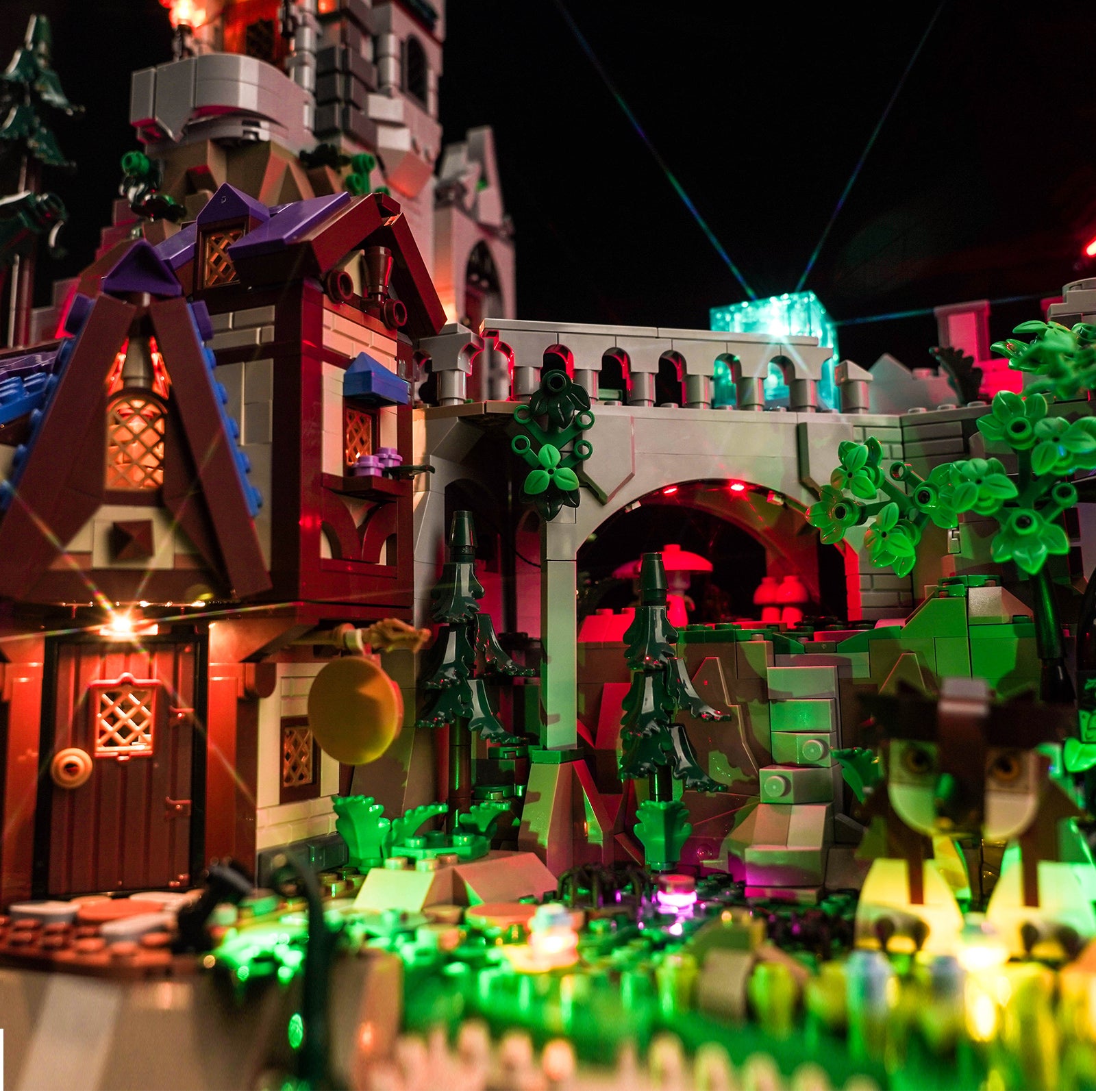 Lighting effects detail showcase designed for the LEGO Dungeons & Dragons: Red Dragon's Tale 21348