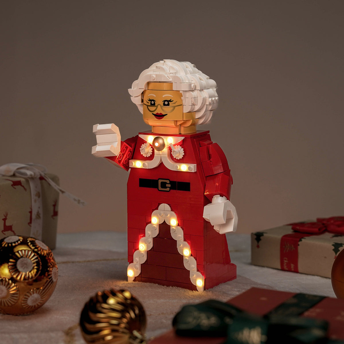 BrickBling Light Kit for LEGO Minifigures Up-Scaled Mrs. Claus Minifigure 40875